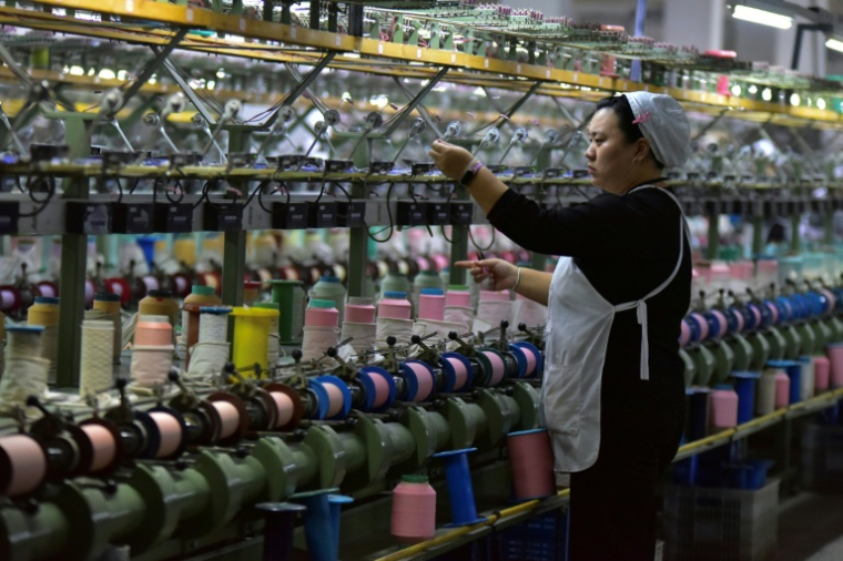 Une ouvrière sur une chaîne de production de soie à Fuyang, dans la province de l'Anhui, dans l'est de la Chine, le 20 octobre 2025 ( AFP / -STR )