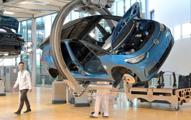 Visite guidée par les médias de la chaîne de production Volkswagen à Dresde