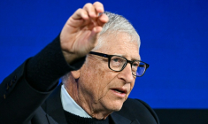 Le co-fondateur de Microsoft, Bill Gates, s'exprime sur scène au forum de Davos, le 21 janvier 2026 ( AFP / Fabrice COFFRINI )