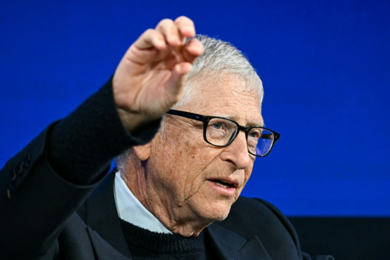 Le co-fondateur de Microsoft, Bill Gates, s'exprime sur scène au forum de Davos, le 21 janvier 2026 ( AFP / Fabrice COFFRINI )