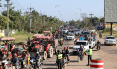 Photo diffusée par l'Agence Kampuchea Press (AKP), le 8 décembre 2025, montrant des habitants évacués après des affrontements le long de la frontière entre le Cambodge et la Thaïlande, dans la province d'Oddar Meanchey, au Cambodge ( AFP / Agence Kampuchea Presse (AKP) )