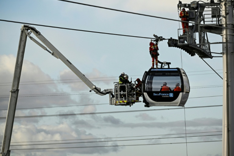 Des pompiers s'entraînent à évacuer des passagers du C1, le premier téléphérique d’Île-de-France, le 20 novembre 2025 à Limeil-Brévannes, dans le Val-de-Marne, avant son ouverture en décembre  ( AFP / JULIEN DE ROSA )