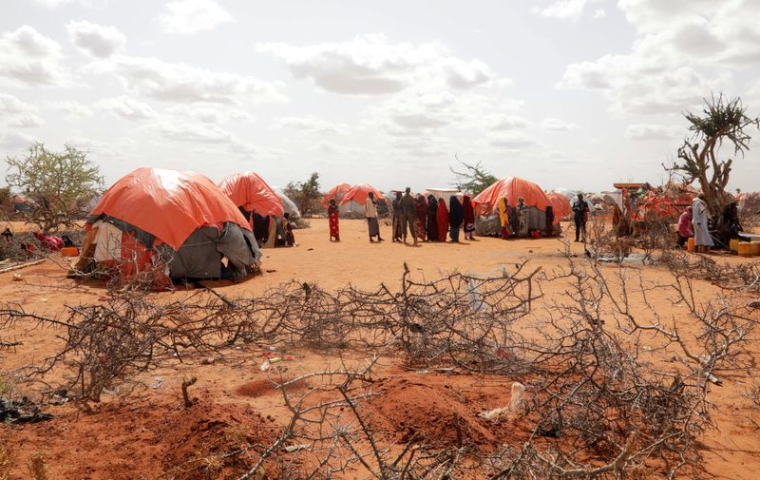 Les tombes de sœurs jumelles mortes de faim sont visibles dans le camp de déplacés de Kaxareey à Dollow, en Somalie