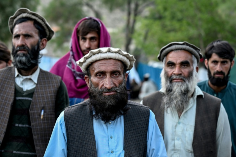 Des réfugiés afghans dans la province de Kunar, en Afghanistan, le 12 avril 2026 ( AFP / Wakil KOHSAR )