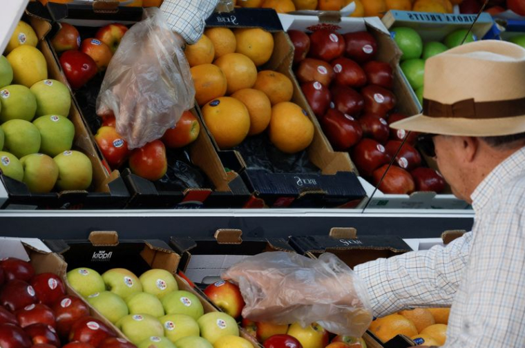 Un client dans un magasin de fruits en Espagne