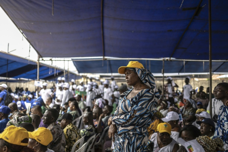 Une femme écoute le candidat à l'élection présidentielle Romuald Wadagni lors d'un rassemblement de campagne à Cotonou (Bénin), le 10 avril 2026 ( AFP / OLYMPIA DE MAISMONT )