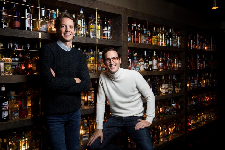 Victor Lugger et Tigrane Seydoux, fondateurs des restaurants Big Mamma et de la startup Sunday posent dans leur restaurant Popolare, à Paris le 6 novembre 2017. ( AFP / MARTIN BUREAU )