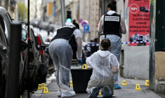 Des membres de la police scientifique sur une scène de crime après qu'un homme a été abattu en plein jour, à Marseille le 9 octobre 2025 ( AFP / Miguel MEDINA )