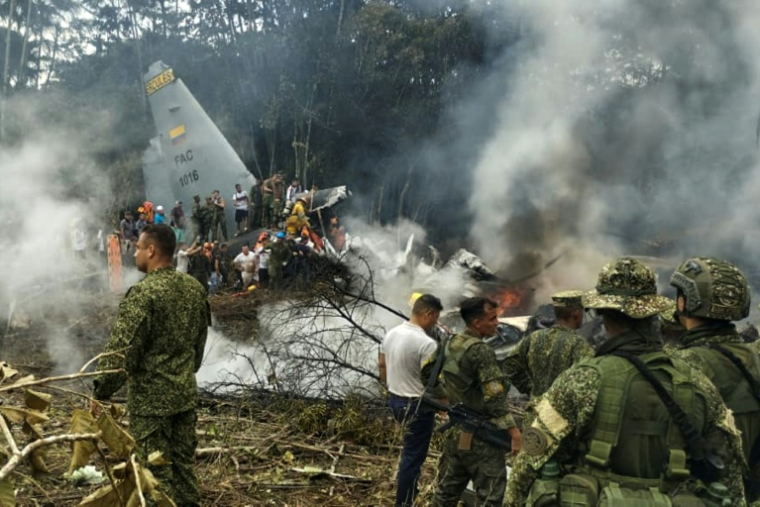 Des soldats et des secouristes près d'un Hercules de l'armée de l'air daprès le crash de l'appareil au décollage à Puerto Leguizamo, en Colombie, le 23 mars 2026 ( AFP / daniel ortiz )