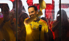 Le candidat à la présidence de la Colombie, Abelardo de la Espriella, s'adresse à ses partisans derrière une vitre pare-balles, après le premier tour, à Barranquilla le 31 mai 2026 ( AFP / Rodrigo BUENDIA )