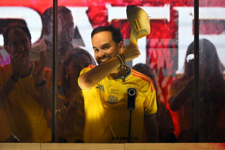 Le candidat à la présidence de la Colombie, Abelardo de la Espriella, s'adresse à ses partisans derrière une vitre pare-balles, après le premier tour, à Barranquilla le 31 mai 2026 ( AFP / Rodrigo BUENDIA )