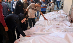 Des corps de Palestiniens tués dans des frappes israéliennes, regroupés devant un hôpital à Deir el-Balah , dans la bande de Gaza, le 20 mai 2025 ( AFP / Eyad BABA )