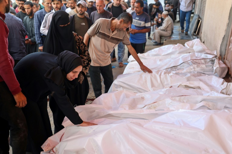 Des corps de Palestiniens tués dans des frappes israéliennes, regroupés devant un hôpital à Deir el-Balah , dans la bande de Gaza, le 20 mai 2025 ( AFP / Eyad BABA )