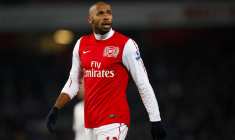 Thierry Henry aidé par les pelouses anglaises pour sa célébration iconique