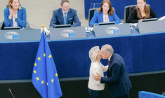 La présidente de la Commission européenne Ursula von der Leyen accueille le Premier ministre canadien Mark Carney, le 16 septembre 2026 au Parlement européen à Strasbourg, dans l'est de la France ( UNION EUROPEENNE / Christophe Licoppe )
