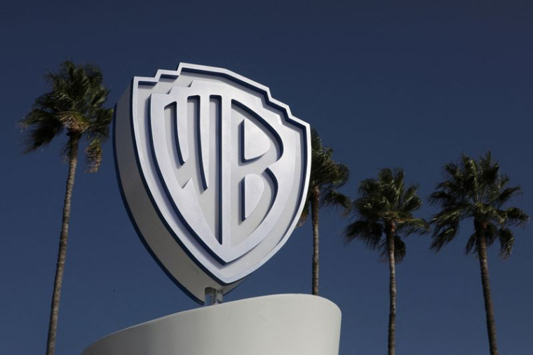 Le logo de Warner Bros lors du marché annuel des programmes de télévision MIPCOM à Cannes