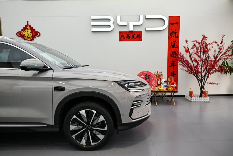 Un véhicule électrique BYD Plus DM-i dans un showroom du district de Jing'an à Shanghai en Chine, le 11 mars 2025 ( AFP / HECTOR RETAMAL )