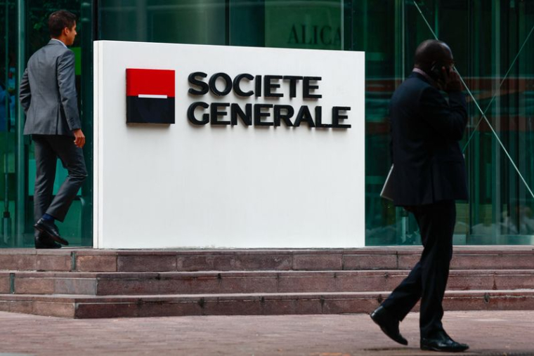 Le logo de la banque française Société Générale devant ses locaux dans le quartier financier de La Défense