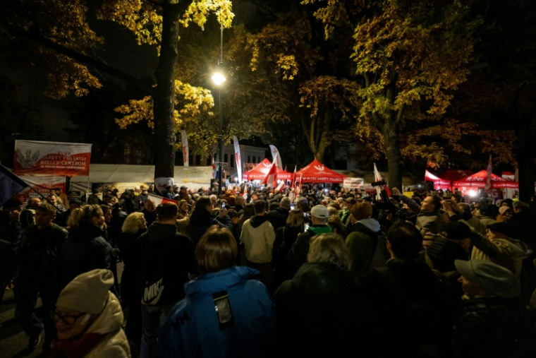 Des manifestants à Varsovie devant la Cour constitutionnelle polonaise, le 30 octobre 2026 ( AFP / Wojtek RADWANSKI )