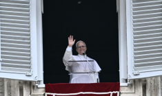 Le pape Léon XIV lors de sa prière hebdomadaire de l'Angélus au Vatican, le 15 mars 2026 ( AFP / Filippo MONTEFORTE )