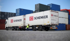 Des camions DB Schenker lors d'une visite de presse de l'unité logistique de la Deutsche Bahn Schenker, dans le port de Hambourg