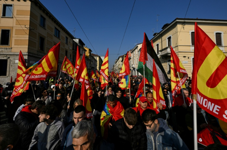 Des drapeaux de l’Unione Sindacale di Base (USB) lors d’une manifestation contre le coût de la vie, le 30 octobre 2026 à Milan, en Italie ( AFP / Stefano Rellandini )