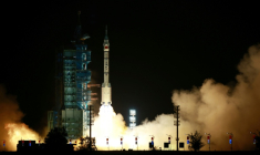 Une fusée Longue Marche-2F, transportant le vaisseau spatial Shenzhou-23 et un équipage de trois astronautes, décolle du Centre de lancement de satellites de Jiuquan, dans le désert de Gobi, au nord-ouest de la Chine, le 24 mai 2026 ( CN-STR / - )