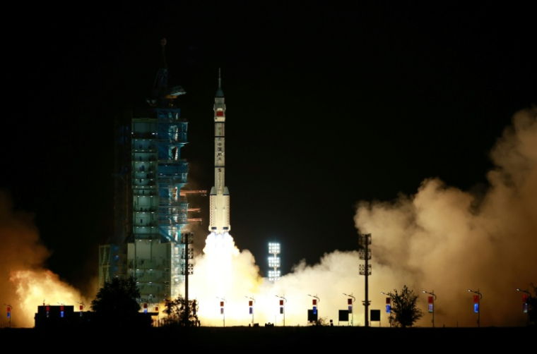 Une fusée Longue Marche-2F, transportant le vaisseau spatial Shenzhou-23 et un équipage de trois astronautes, décolle du Centre de lancement de satellites de Jiuquan, dans le désert de Gobi, au nord-ouest de la Chine, le 24 mai 2026 ( CN-STR / - )