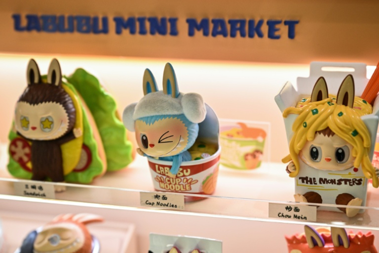 Des mini-poupées Labubu dans un magasin de Shanghai, le 29 août 2025 ( AFP / Hector RETAMAL )