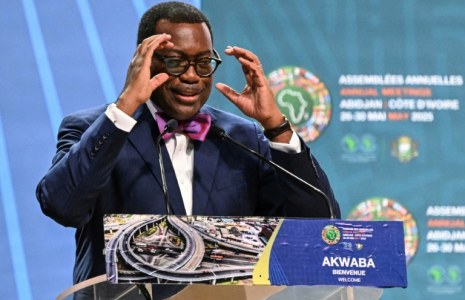 Akinwumi Adesina, président de la Banque africaine de développement (BAD), prononce un discours à Abidjan, le 27 mai 2025 ( AFP / Issouf SANOGO )