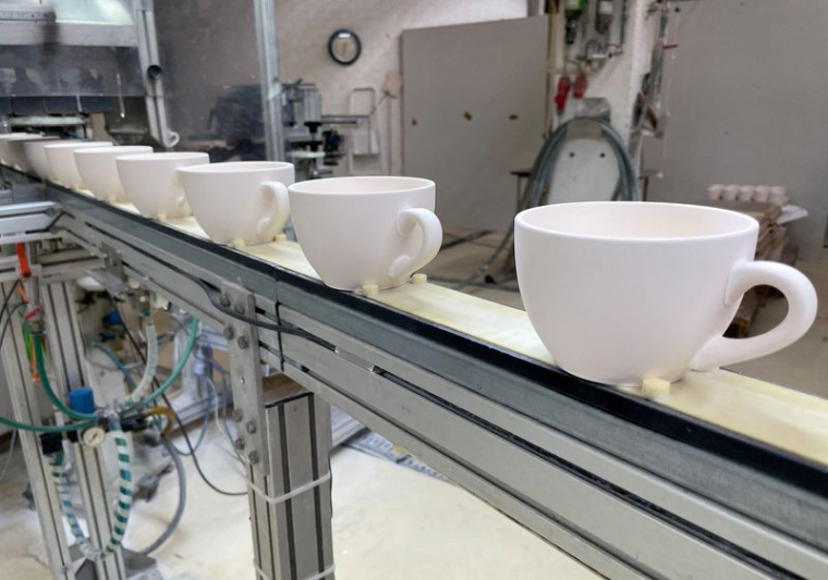 Photo d'archives de tasses à la chaîne de production du fabricant allemand de porceleine Kahla