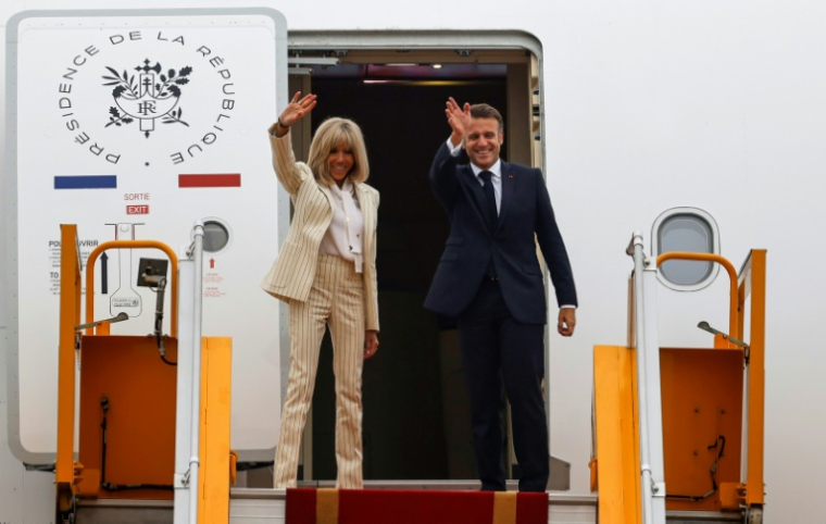 Le président français Emmanuel Macron et son épouse Brigitte Macron à leur départ du Vietnam, à l'aéroport de Hanoï, le 27 mai 2025, avant de prendre la direction de l'Indonésie ( AFP / Ludovic MARIN )