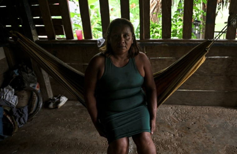 Magdalena Martinez pose pour une photo chez elle à Boca de Uracillo, province de Coclé, Panama, le 14 mai 2025 ( AFP / MARTIN BERNETTI )