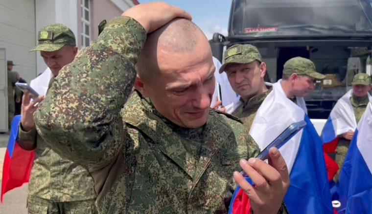 Des prisonniers russes après un échange avec l'Ukraine, le 12 juin 2025 au Bélarus ( Russian Defence Ministry / Handout )