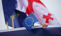 Un participant tient un drapeau de l'UE lors d'une procession en faveur de l'adhésion de la Géorgie à l'Union européenne à Tbilissi
