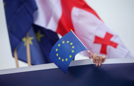 Un participant tient un drapeau de l'UE lors d'une procession en faveur de l'adhésion de la Géorgie à l'Union européenne à Tbilissi