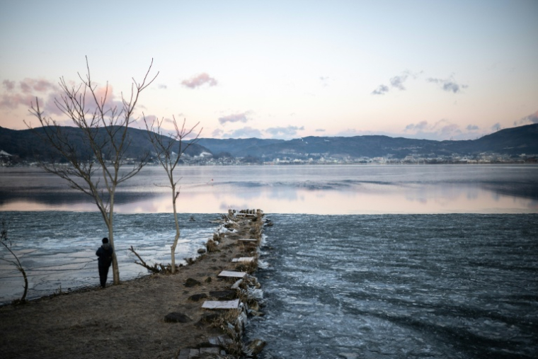Vue du lac Suwa, le 29 janvier 2026 dans la préfecture de Nagano, dans le centre du Japon  ( AFP / Philip FONG )
