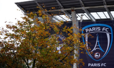 Logo du Paris FC au stade Charlety à Paris