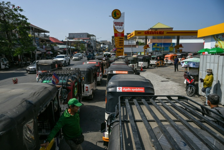 Des automobilistes font la queue pour se ravitailler en gaz de pétrole liquéfié (GPL) dans une station-service de Phnom Penh, le 26 mars 2026 au Cambodge ( AFP / TANG CHHIN Sothy )