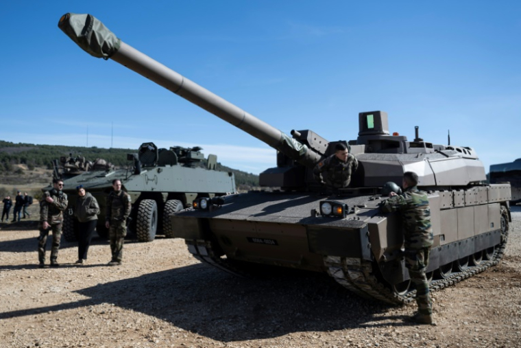 Un char Leclerc rénové au camp militaire de Canjuers dans le département du Var, dans le sud-est de la France, le 4 mars 2025 ( AFP / MIGUEL MEDINA )