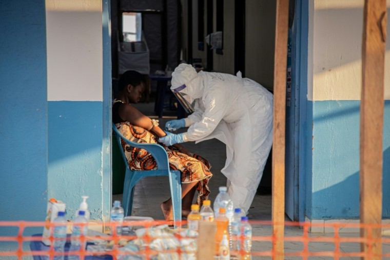 Un agent de santé fait un prélèvement de sang à une patiente atteinte du virus Ebola au centre de traitement Ebola (CTE) de Bunia, en Ituri, le 23 juin 2026 en RDC ( AFP / Benediction MURHABAZI )