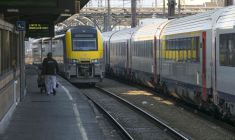 Un travailleur marche sur le quai d'une gare