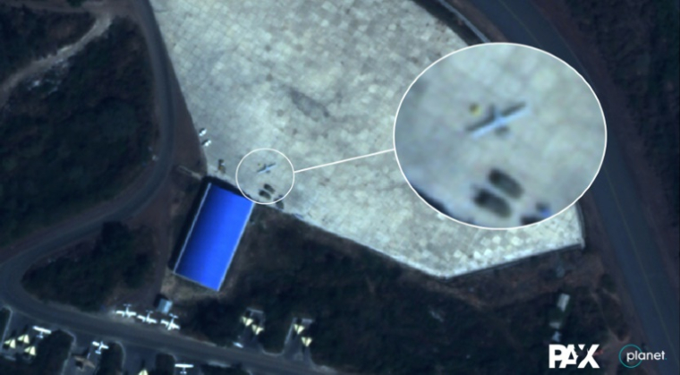 Image satellite prise le 9 décembre 2021 par Planet Labs PBC montrant ce que l'organisation de paix néerlandaise PAX dit être un drone turc Bayrakter TB-2 stationné à l'extérieur d'un hangar dans la partie nord de la base aérienne de Hara Meda à Bishoftu, en Éthiopie ( Planet Labs PBC / - )