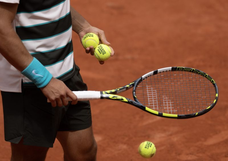 Carlos Alcaraz lors de son match contre Giulio Zeppieri au deuxième jour de Roland Garros.