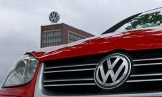 Une Volkswagen est garée devant le siège social de Volkswagen à Wolfsburg.