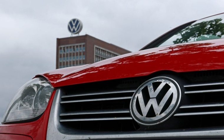 Une Volkswagen est garée devant le siège social de Volkswagen à Wolfsburg.