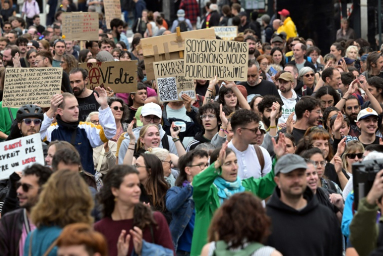 Cortège de manifestants à Rennes le 18 septembre 2025 ( AFP / Damien MEYER )