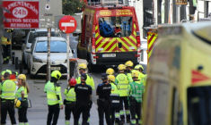 Des policiers et secouristes près du site d'un bâtiment effondré à Madrid, le 7 octobre 2025 en Espagne ( AFP / Thomas COEX )