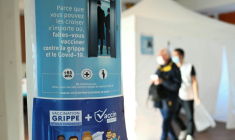 Des affiche de la campagne pour la vaccination contre la grippe le 14 janvier 2025, à Nancy ( AFP / Jean-Christophe VERHAEGEN )