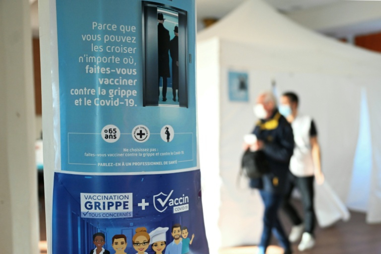 Des affiche de la campagne pour la vaccination contre la grippe le 14 janvier 2025, à Nancy ( AFP / Jean-Christophe VERHAEGEN )